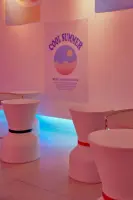 귀여운 드럼 스툴이 돋보이는 핑크 카페 디테일